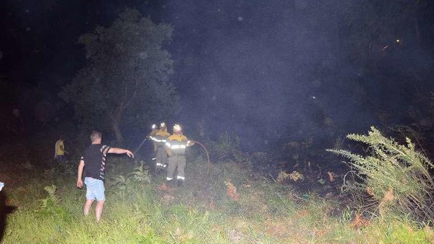 Un incendio afecta a 1.000 m2 de monte al lado de las casas en la Costa do Figueirón