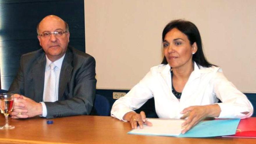 El alcalde, Agustín Fernández, y la directora xeral de Personal, Carmen Rodríguez.