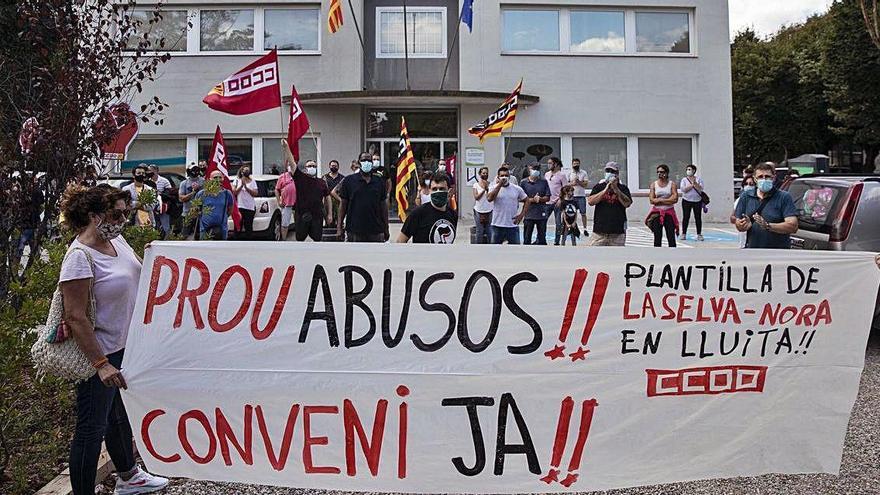 Els treballadors es van concentrar davant el Consell Comarcal amb la mascareta posada