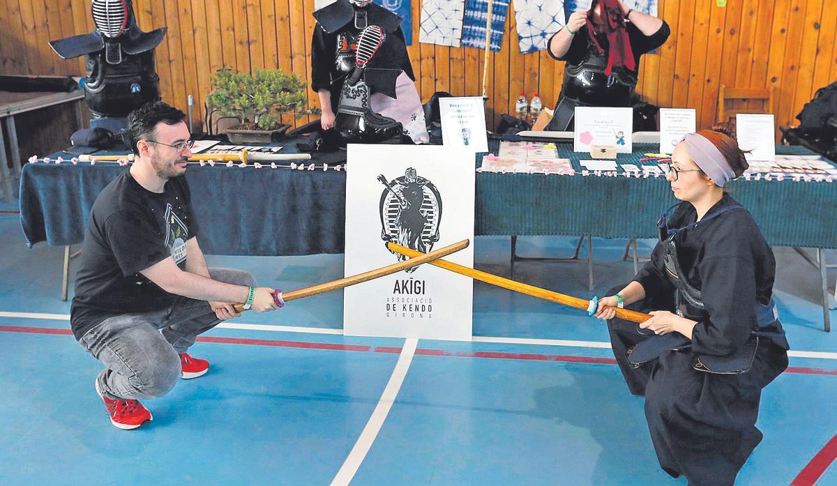 Visitant a la parada d’Akigi