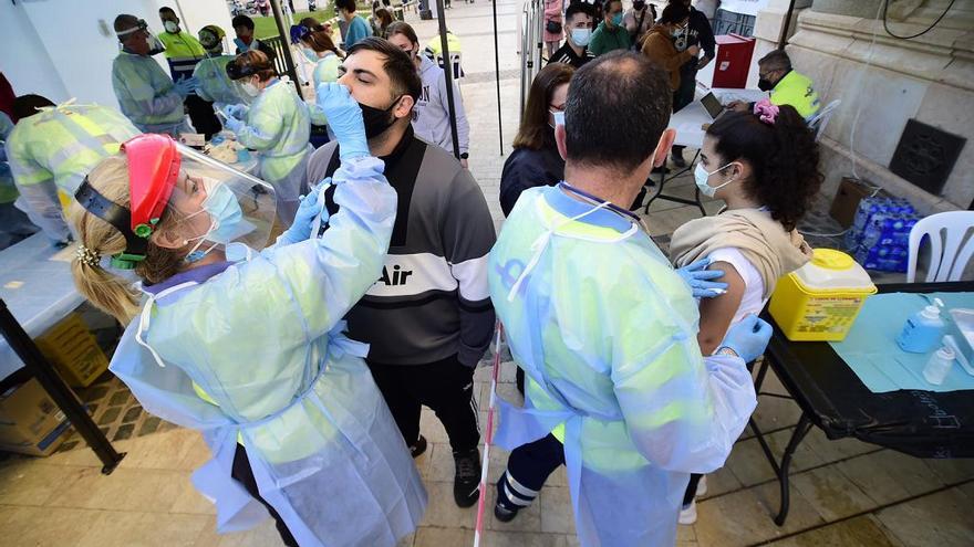 Punto móvil de test covid y vacunación en Cartagena el pasado jueves.