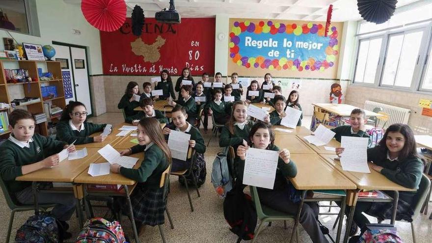 Alumnos de quinto de Primaria del Buen Consejo, con las cartas que recibieron de niños hospitalizados.