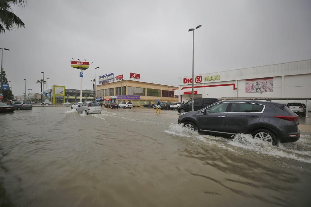 Los más de 150 litros por metro cuadrado registrados en 48 horas en Torrevieja han provocado numerosas incidencias por inundación, cortes de tráfico e intervenciones de bomberos en el momento de mayor