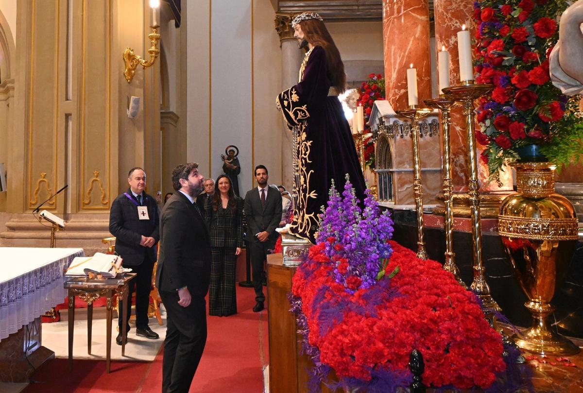 López Miras durante el tradicional besapié del Cristo del Rescate, que se celebra en la iglesia de San Juan Bautista de Murcia.