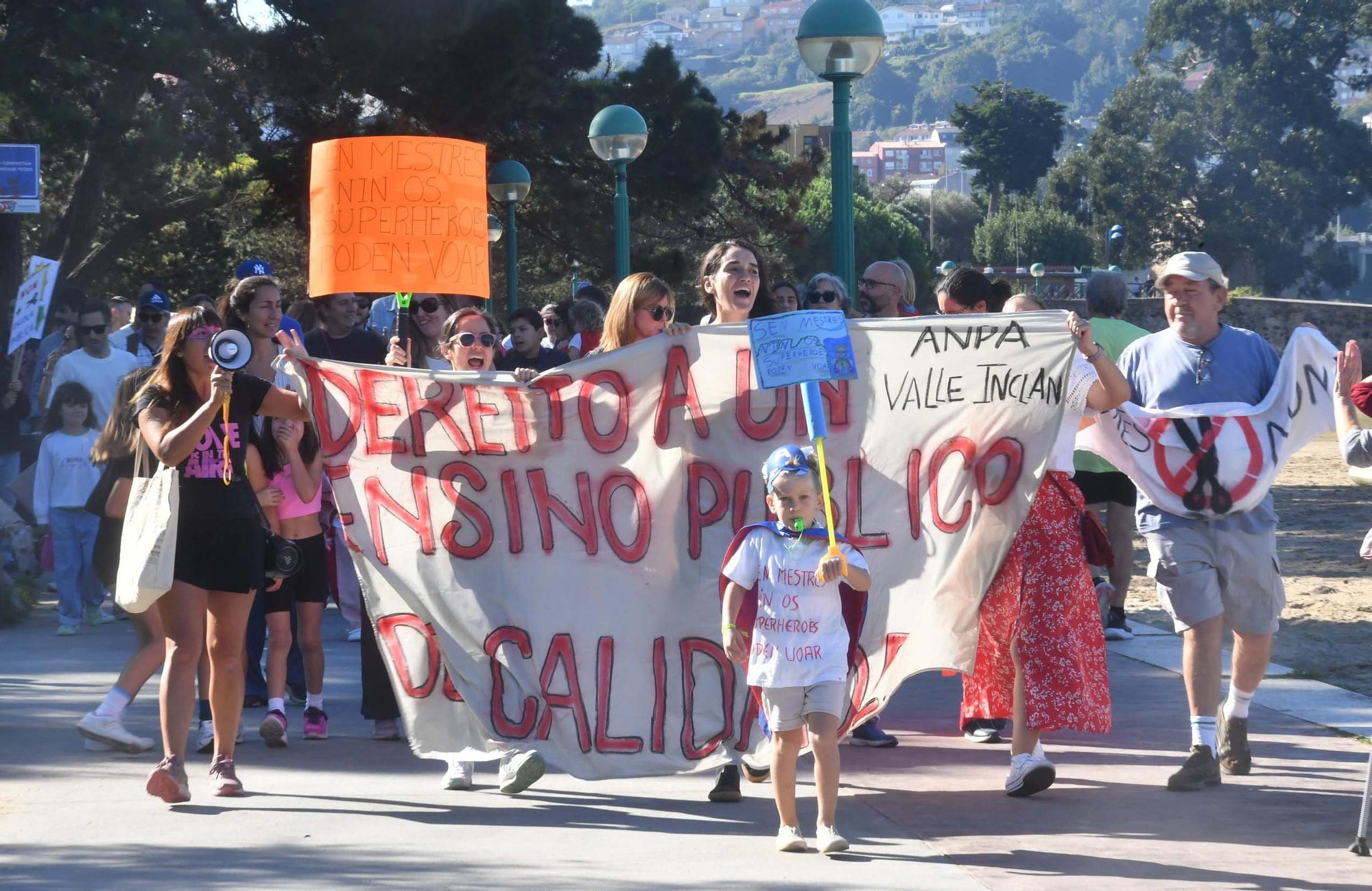 Caminata en Oleiros para reclamar más docentes en el colegio Valle-Inclán