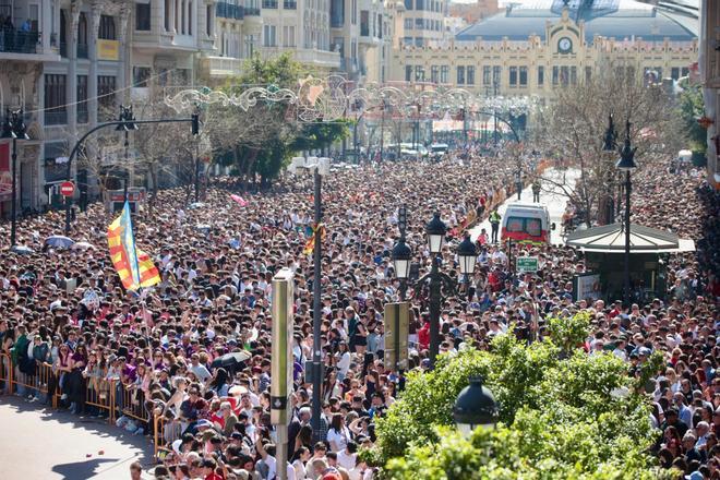 La plaza del Ayuntamiento, a reventar para la mascletà del viernes 13 de marzo: el sol dispara el ambiente fallero