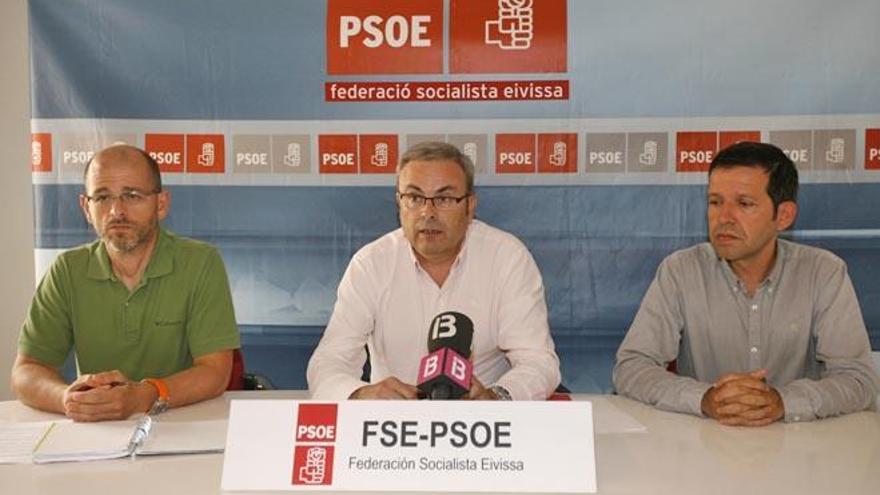 Alfonso Molina, Vicent Torres y Marc Costa en la sede socialista.