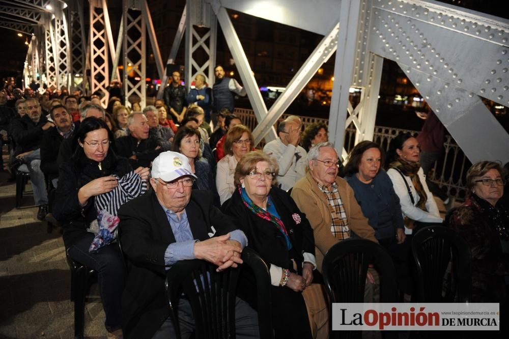 Festival de folclore en el Puente de Hierro