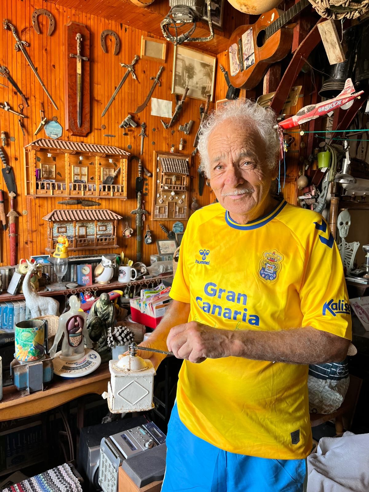 José Caballero, coleccionista y futbolero del barrio de San Juan