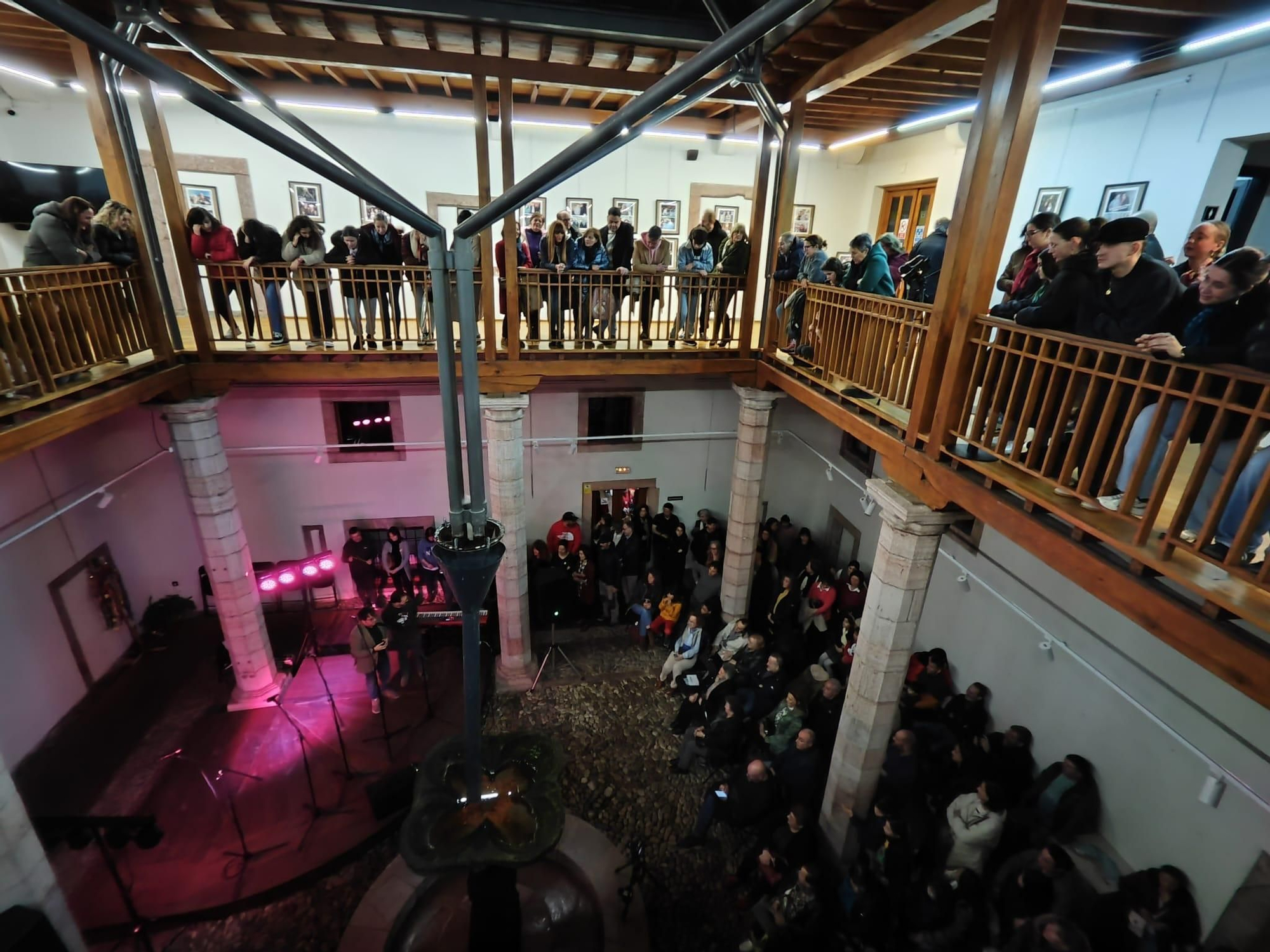 En imágenes, xuntanza moscona en el palacio Miranda-Valdecarzana