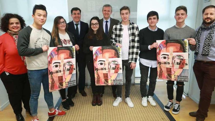 Román Rodríguez y Rueda, con los alumnos premiados y sus profesores, ayer en Santiago.