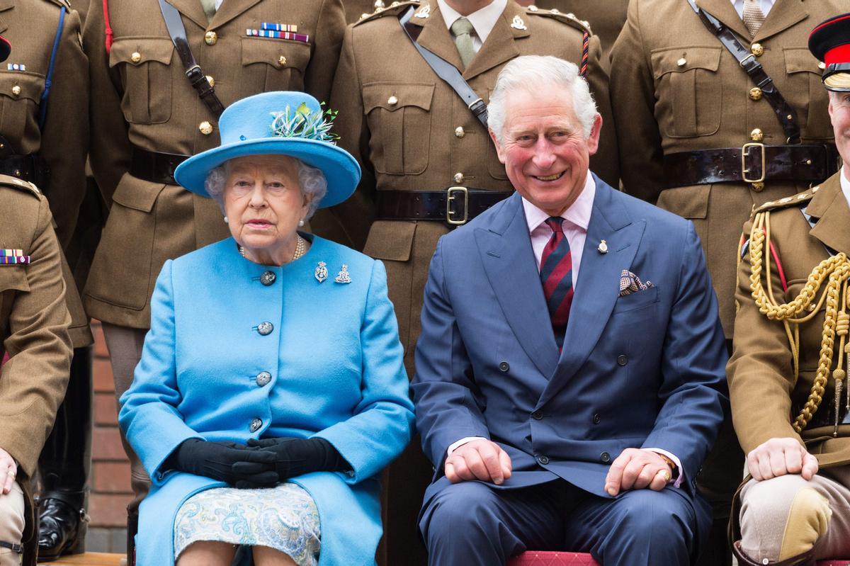 Príncipe Carlos de Inglaterra. La reina Isabel II junto a su hijo, el príncipe Carlos de Gales