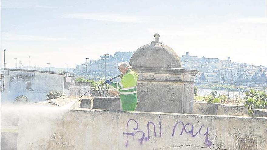 El Ayuntamiento de Badajoz elimina las pintadas que afean el Hornabeque