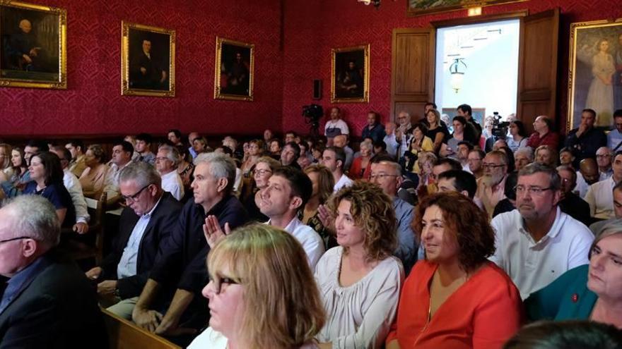 El público abarrotó la sala de plenos, según Vives, &quot;una de las más bellas y con más carácter de la isla&quot;.