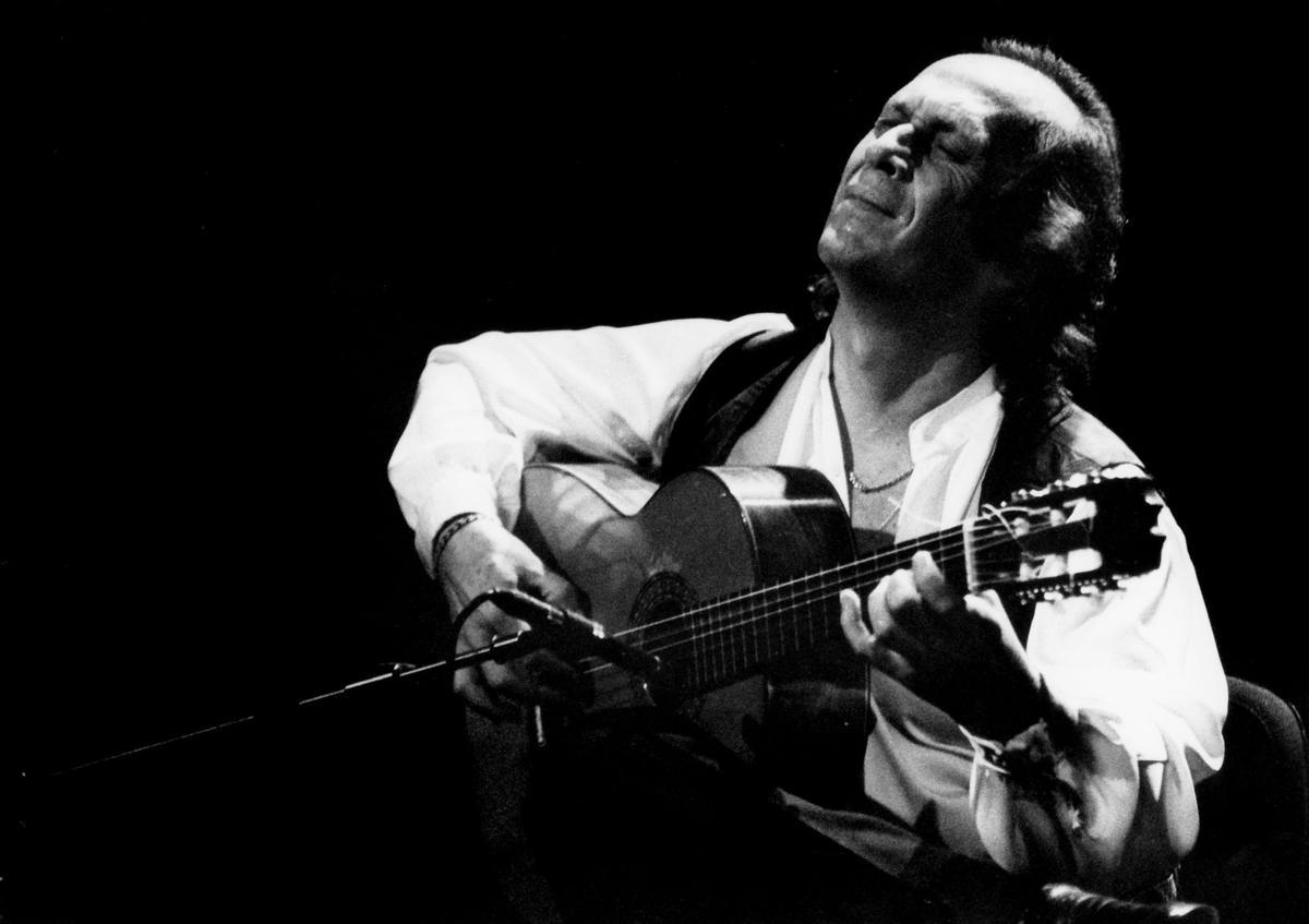 Paco de Lucía toca la guitarra en un concierto celebrado en el Teatro de la Axerquía de Córdoba, en 1992.