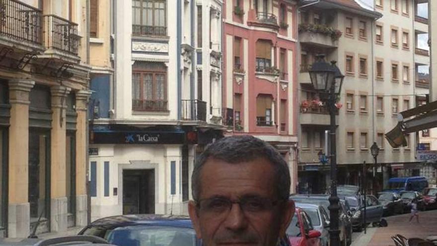 José Antonio Suárez García, en la calle San Antonio, en Pravia.