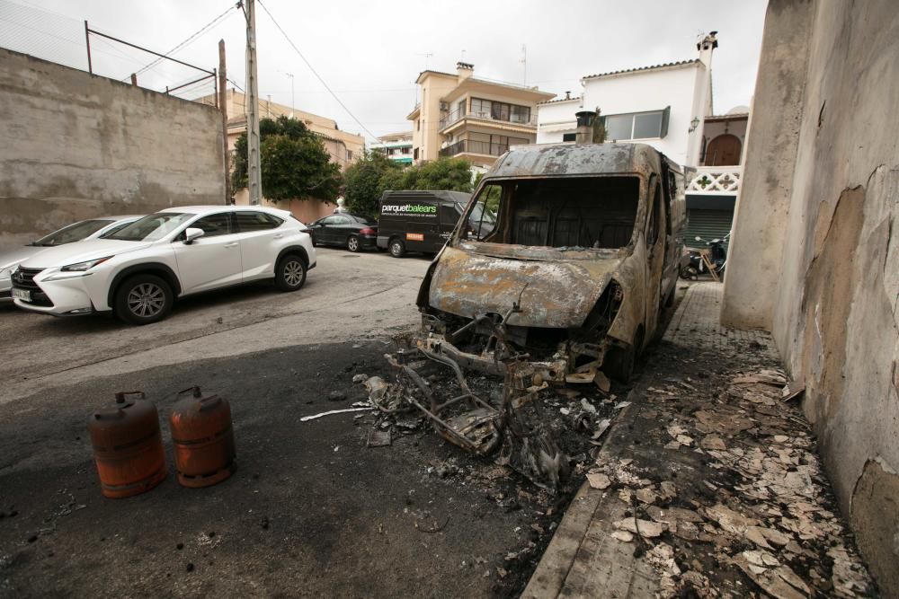 Coches quemados en la calle Irlanda de Palma