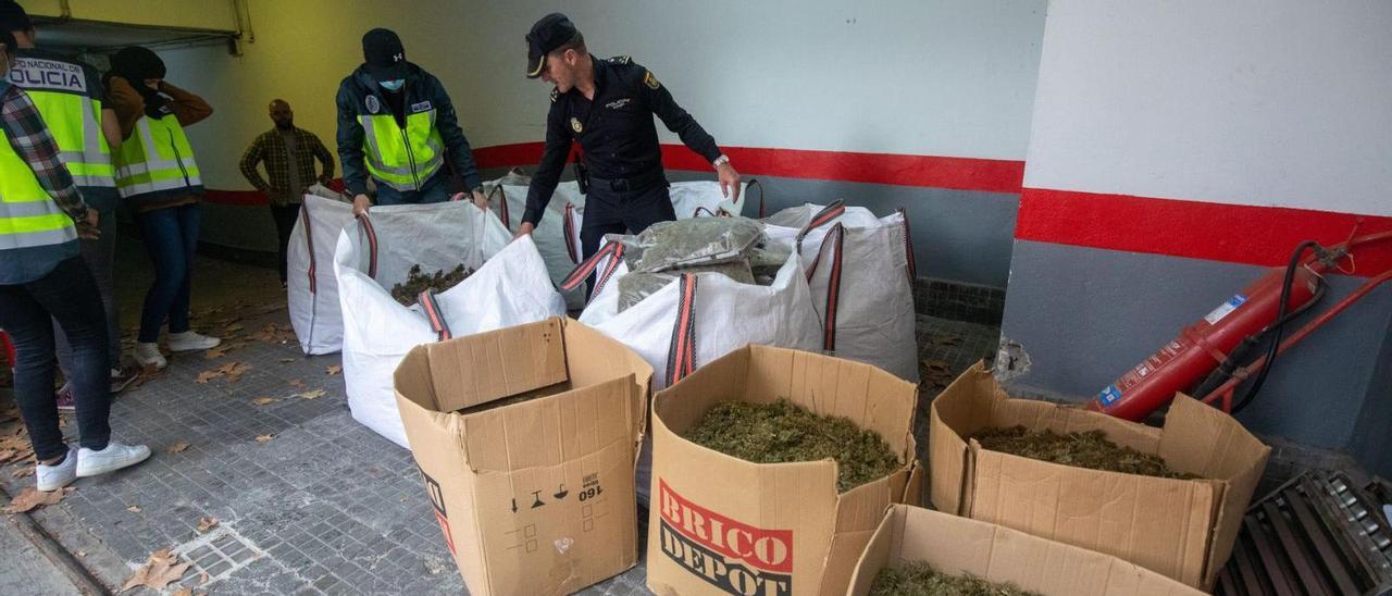 La Policía, durante el traslado de los cientos de kilos de cogollos intervenidos en Sant Jordi. | GUILLEM BOSCH