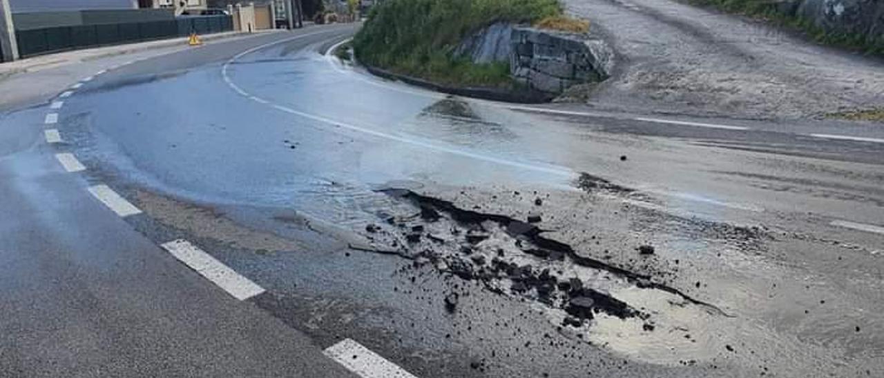 La rotura de la tubería registrada ayer volvió a levantar la capa de rodadura.