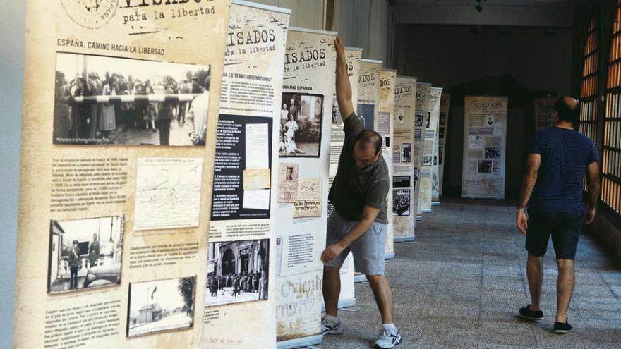 Los organizadores colocan los paneles informativos de la exposición.