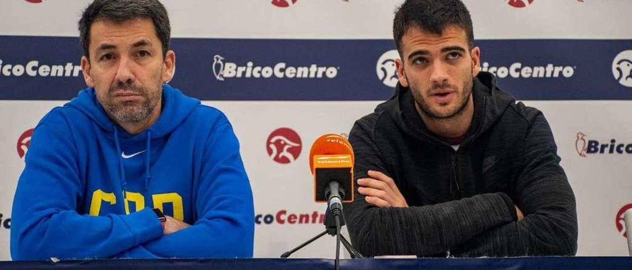 Gonzalo García y Pol Figueras, ayer durante la comparecencia de entrenador y jugador del COB. // FDV