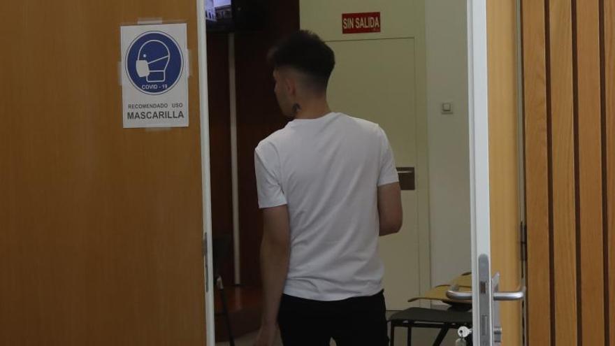 El acusado, Daniel A. R., en el momento de entrar a declarar en el juicio celebrado en la Audiencia Provincial de Zaragoza. | ANDREEA VORNICU