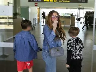 Shakira abandona España con sus hijos en un avión privado