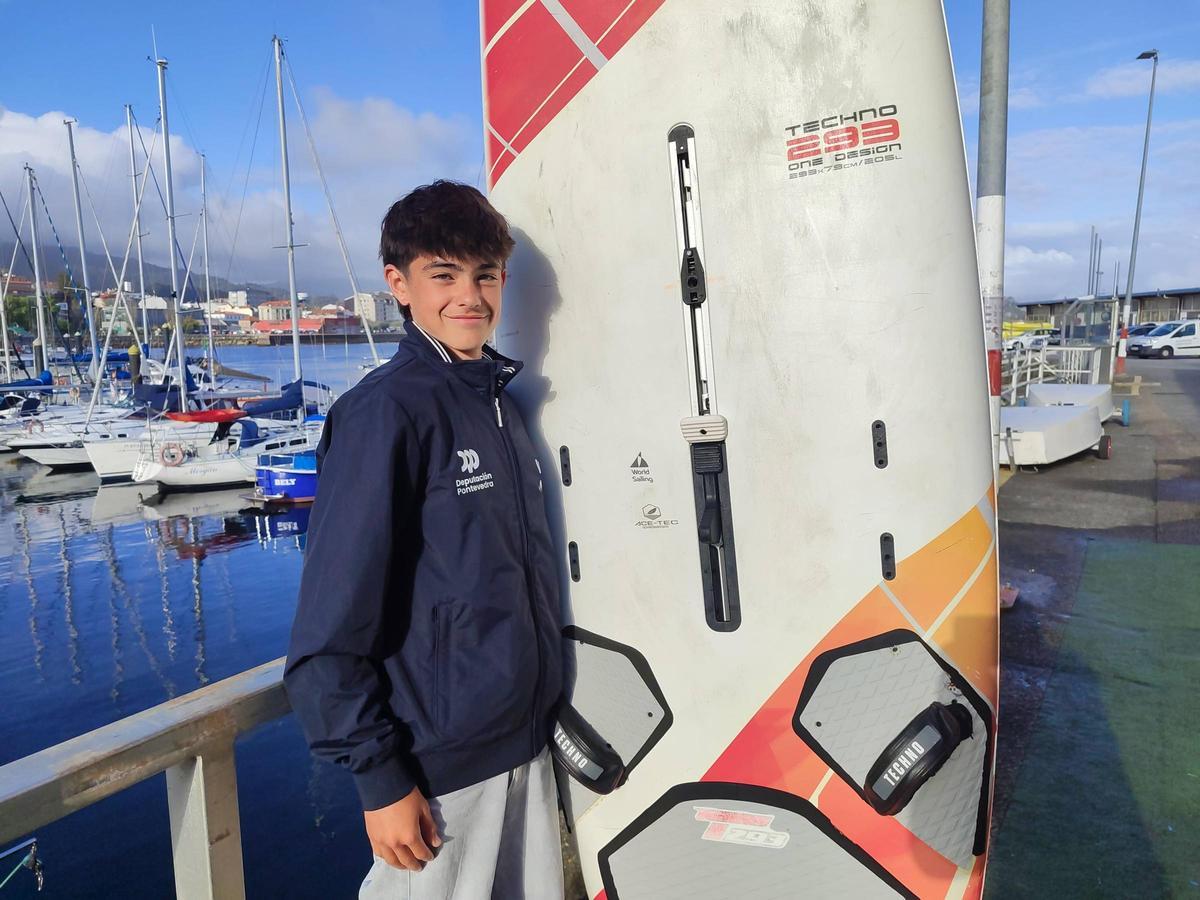 Marcos Dasilva, esta semana con su tabla en el puerto deportivo de Cangas.