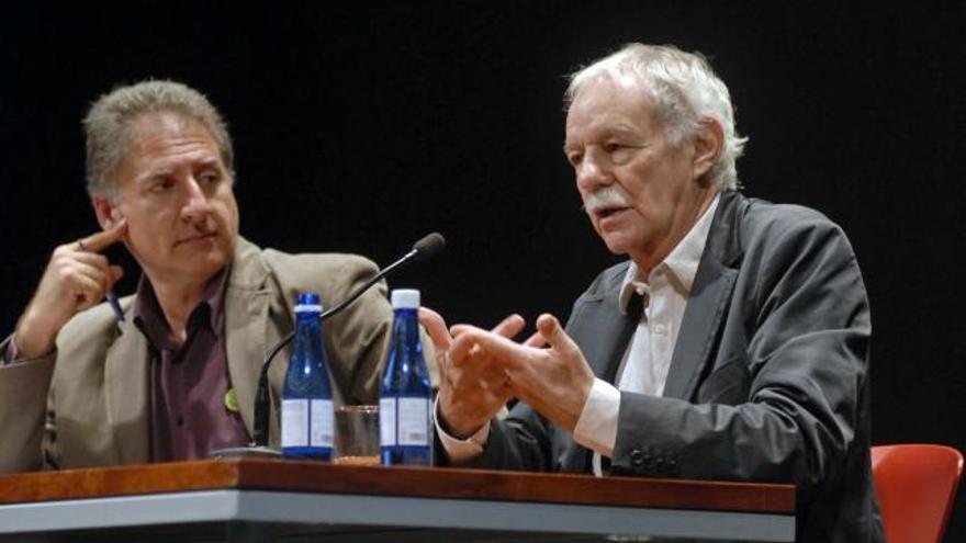 Eduardo Mendoza llena el Teatro Principal