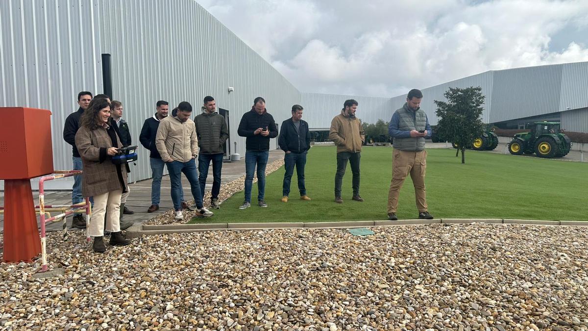 Clientes probando el pulverizador autonomo GUSS