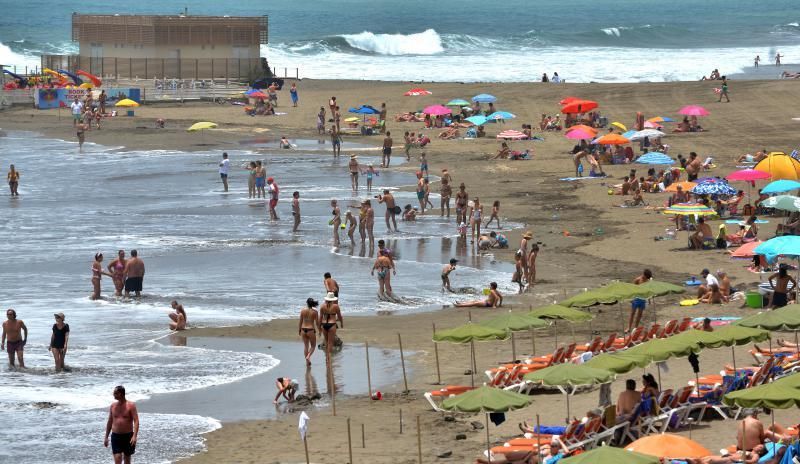 11/07/2018 SAN AGUSTÍN, SAN BARTOLOMÉ DE TIRAJANA. Calor en la playa de Las Burras. SANTI BLANCO  | 11/07/2018 | Fotógrafo: Santi Blanco