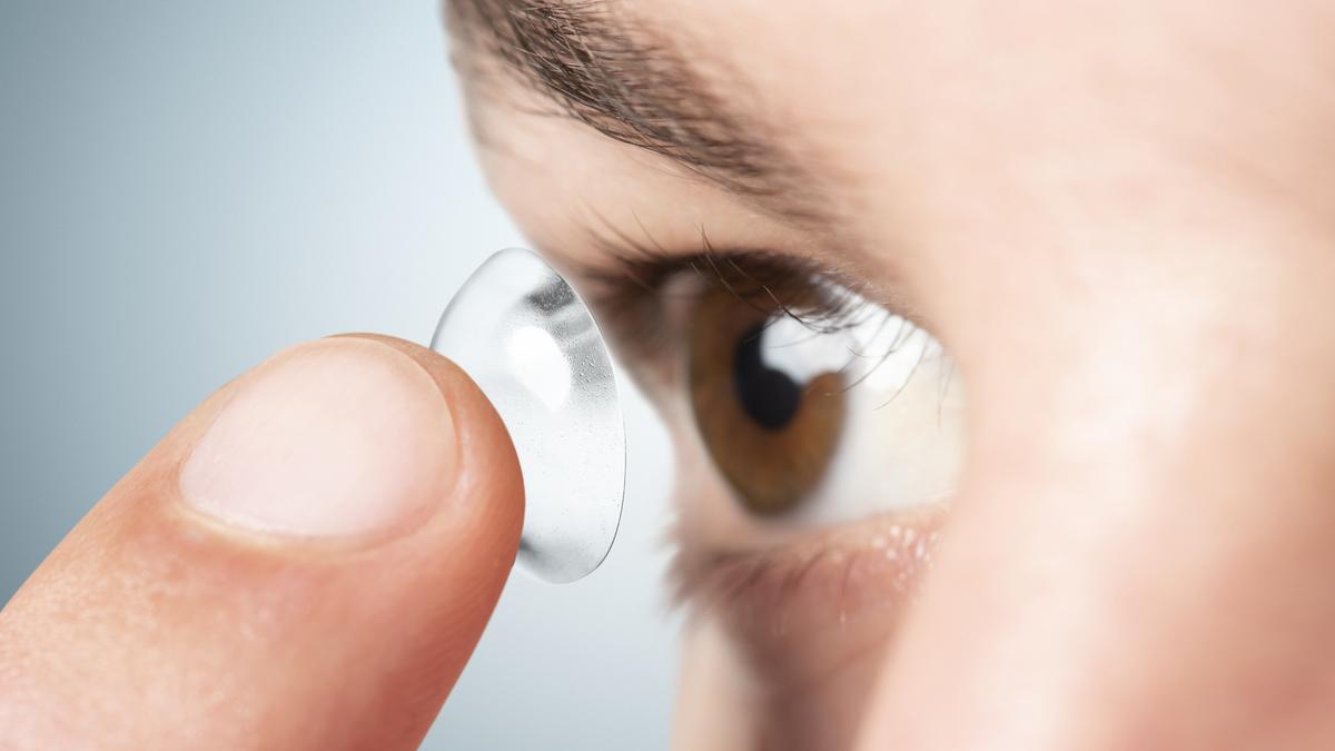 Usas lentillas? El oftalmólogo alerta de los errores más comunes y explica  cómo solucionarlos - La Nueva España