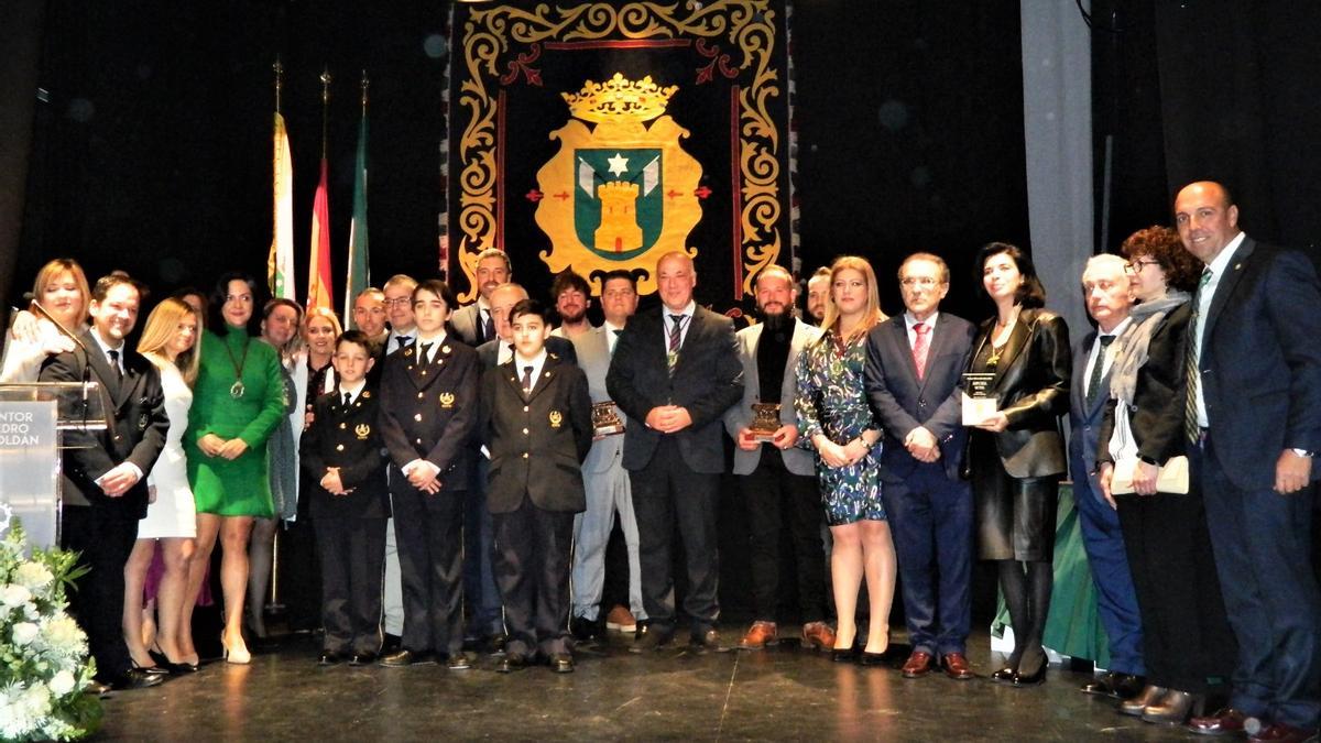 Foto de familia con Antonio Ruiz en el centro, junto a las personas reconocidas en Rute.