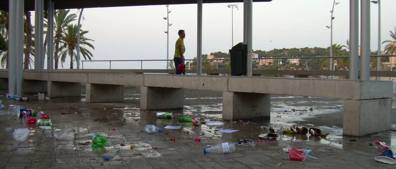 Un operario de Calvià 2000 limpia una plaza de Magaluf. | I.M.