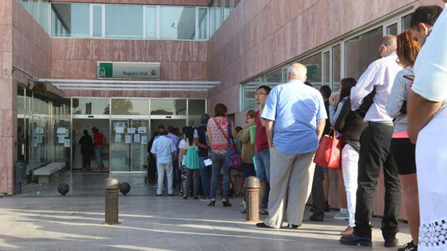 Imagen tomada esta mañana en la entrada del Registro Civil de Málaga.