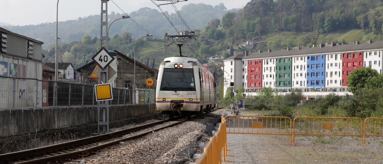 Un tren pasa por la zona del soterramiento