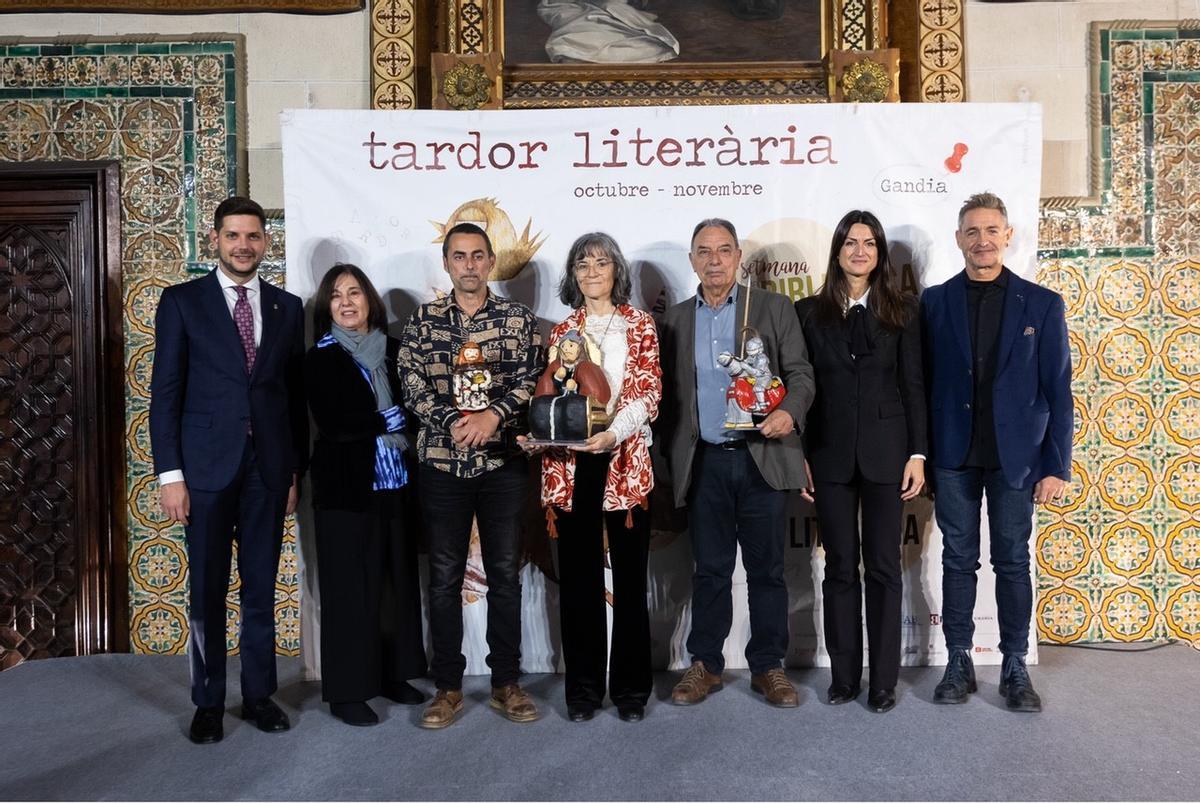 AUTORITATS I GUARDONATS EN L’ACTE DEL LLIURAMENT DELS PREMIS LITERARIS CIUTAT DE GANDIA. Jose Manuel Prieto, Pilar Beltran, Eduard Marco, Maria Josep Escrivà, Miquel Berga, Balbina Sendra i Toni Ordiñana.