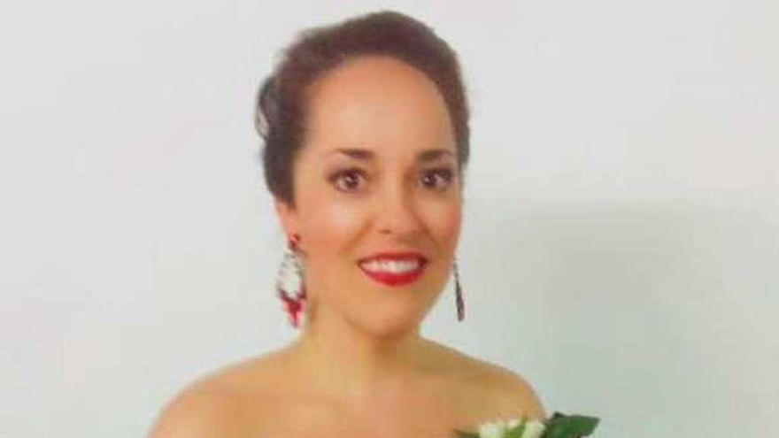 La soprano Laura Alonso, caracterizada como Violeta Valéry.