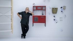 Fernando Amat, acodado en la cocina infantil Duktig, en la exposición 100 objetos de Ikea que nos habría gustado tener en Vinçon, el jueves