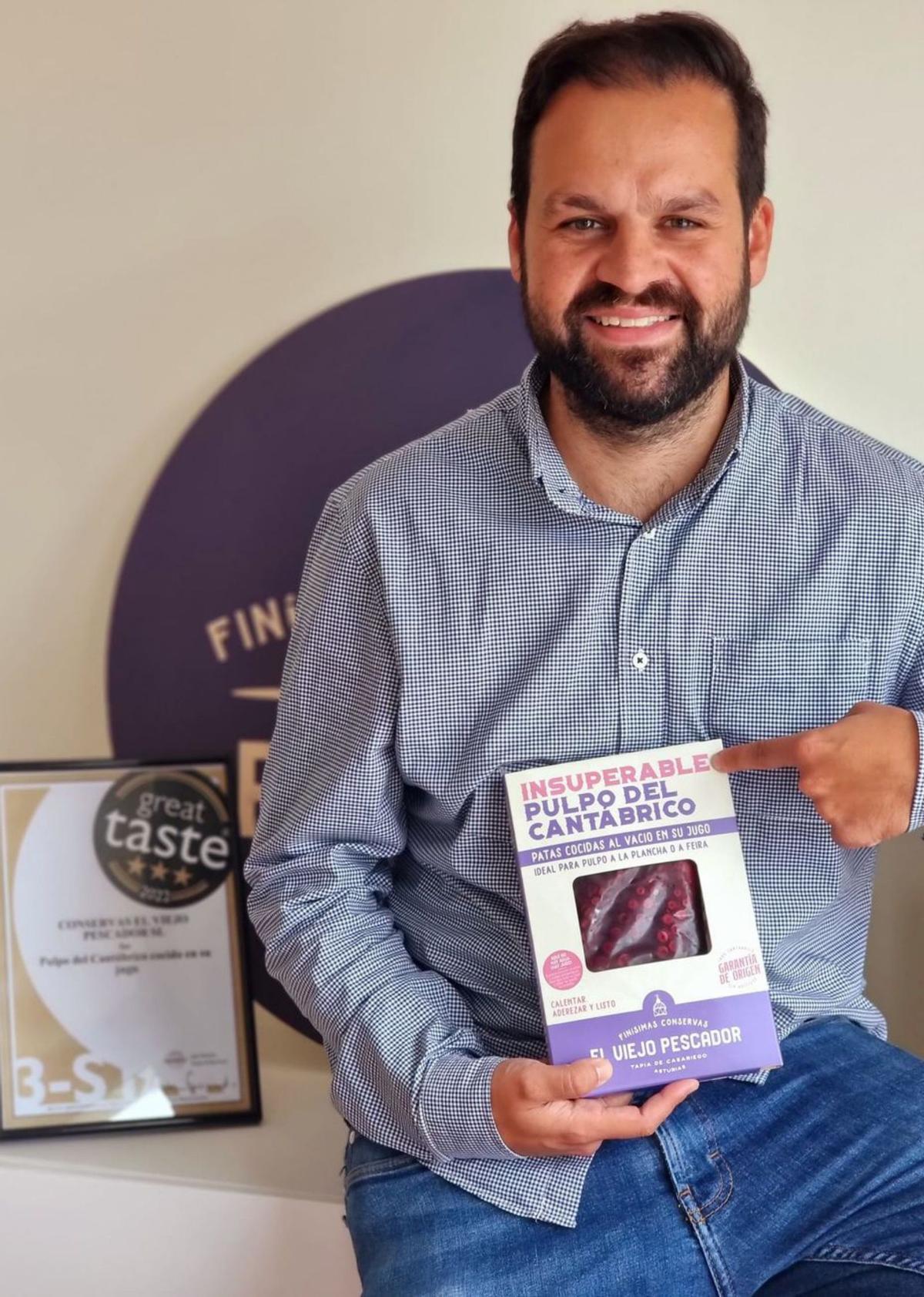 Díaz muestra su pulpo. Tras él, el diploma que reconoce las tres estrellas en el certamen internacional.
