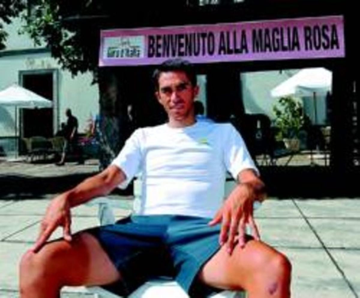 stimatE Contador, davant una pancarta que diu: Benvingut al mallot rosa, ahir al seu hotel. stimatE Contador, davant una pancarta que diu: Benvingut al mallot rosa, ahir al seu hotel.