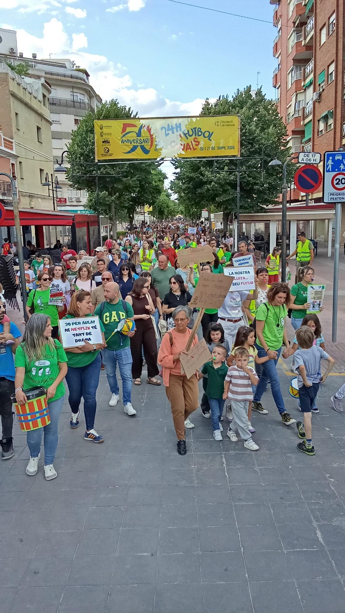 Participantes en la marcha reivindicativa de los centros educativos en Canals.