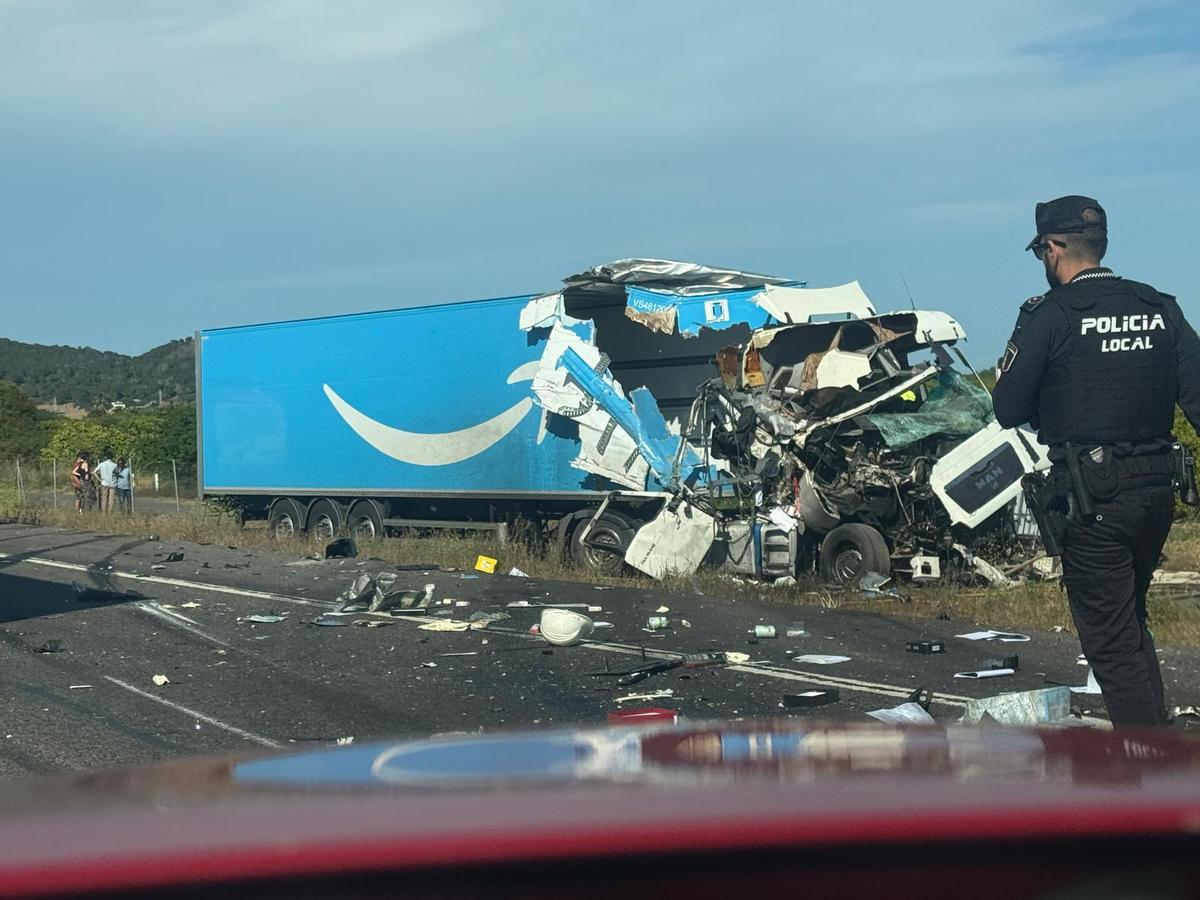 Uno de los dos camiones siniestrados en la AP-7, en el término municipal de Almenara.