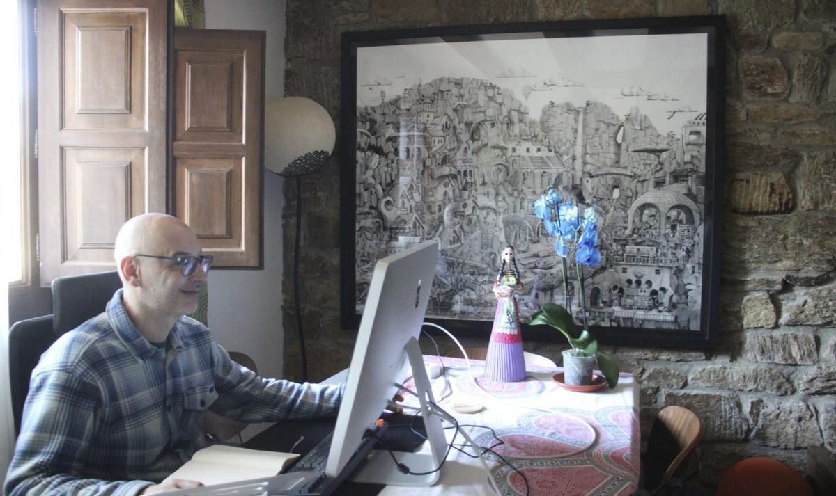 Francis Restoy trabajando con el ordenador.  | ARACELI SAAVEDRA