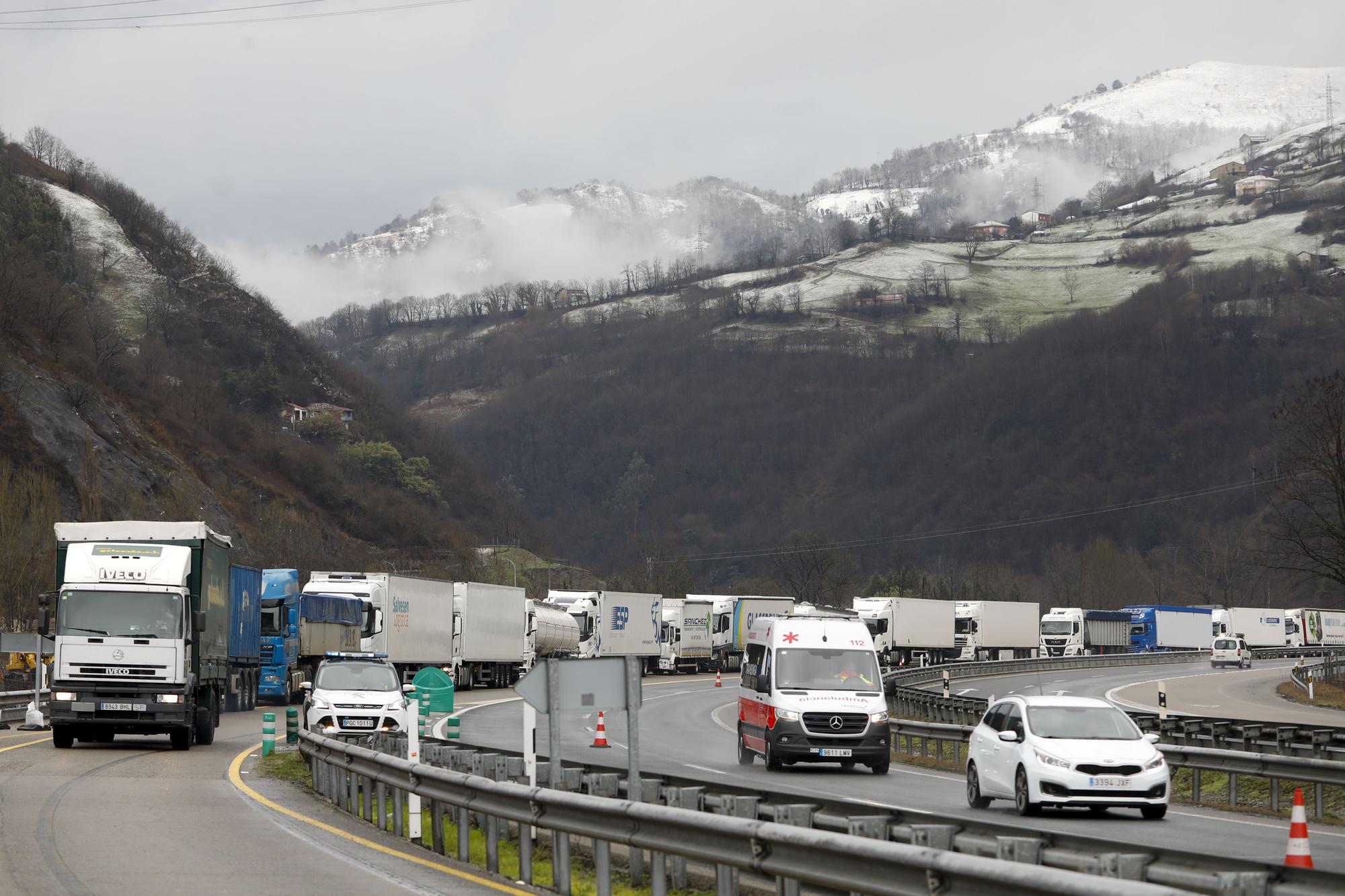 Los camioneros, parados durante horas por los cierres en Pajares y el Huerna.