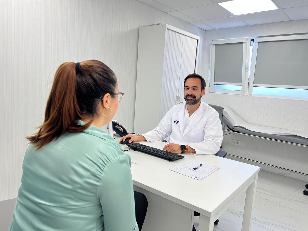 El doctor Borja Valencia atiende a una paciente en consulta