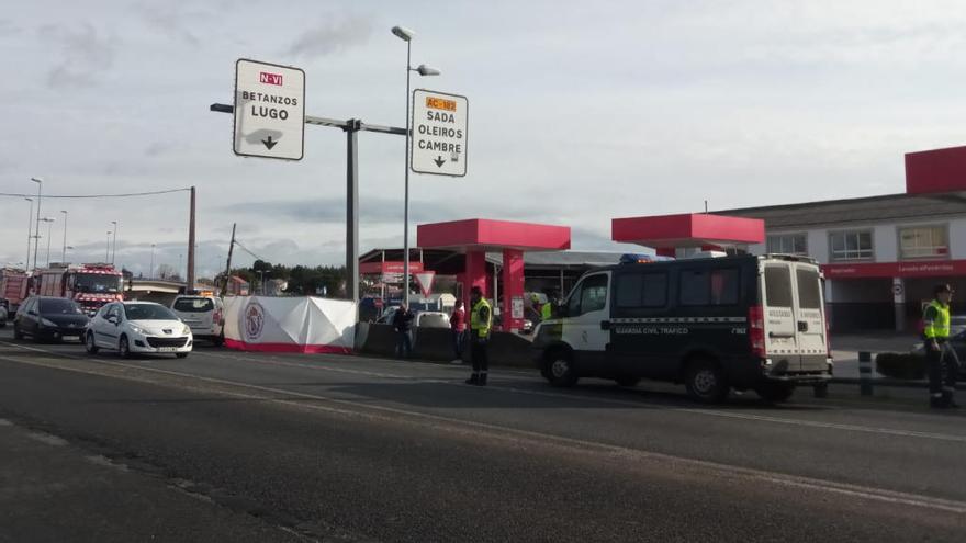 Equipos de emergencia, en el lugar del atropello mortal.