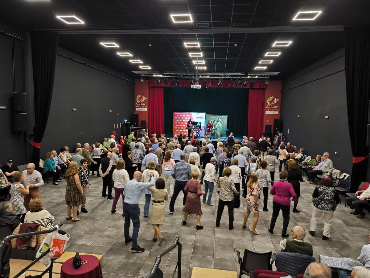Un momento de una actividad pasada de bailes populares.