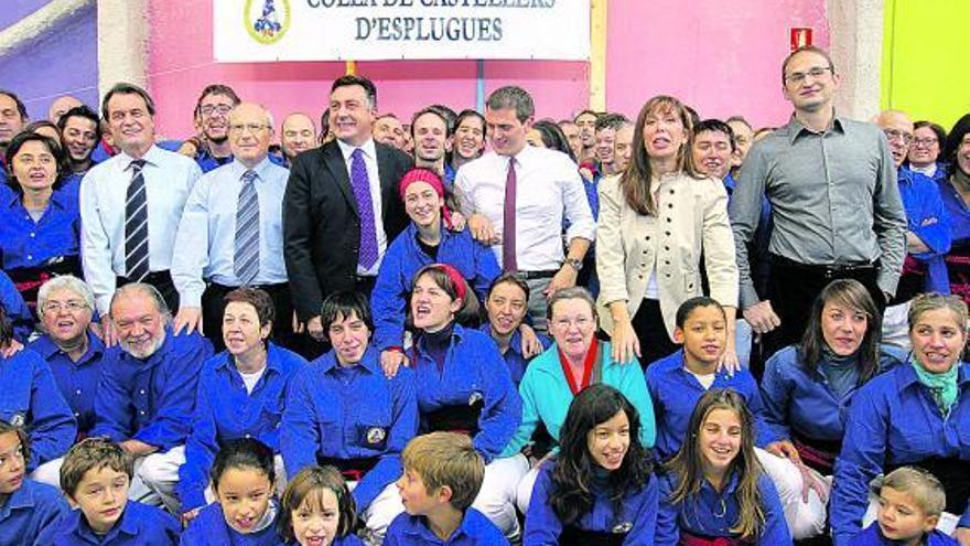 Por la izquierda, Mas, Montilla, Puigcercós, Rivera, Camacho y Herrera, con una peña de «castellers» de Esplugas.