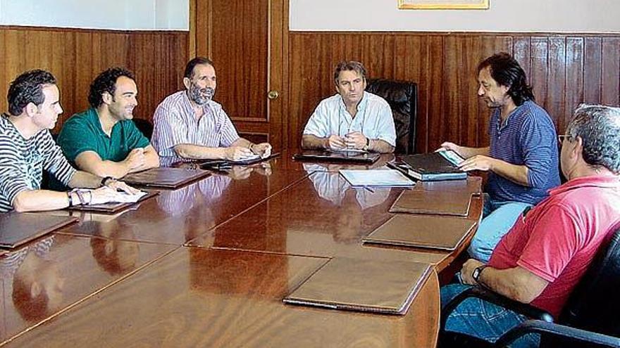 Reunión celebrada en Vilaboa, a la que asistieron técnicos, ecologistas y políticos de la localidad.